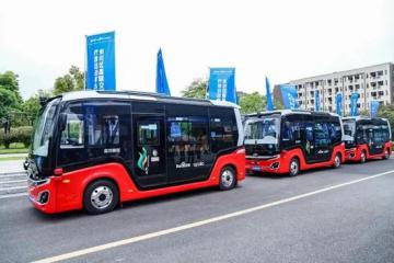 重大突破！全國首個自動駕駛公交車投入運(yùn)營
