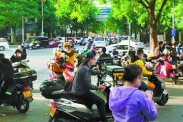 外賣車飛馳、自行車亂停、快遞車堵路……人行道暢行為啥這么難？