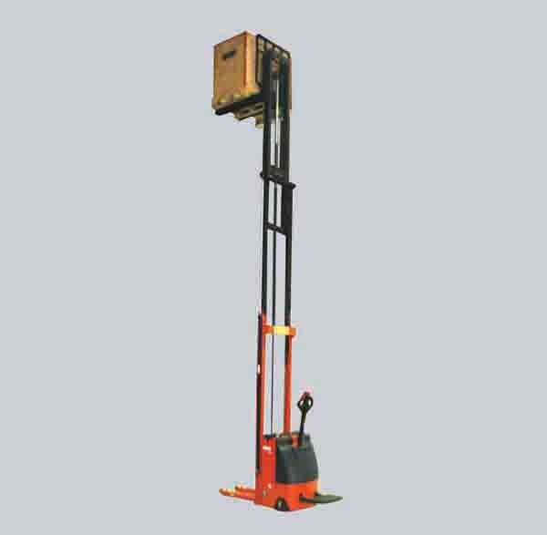 站駕式全電動(dòng)堆高機(jī) 